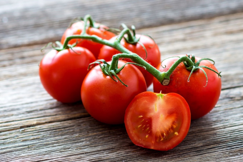 Чим обприскати помідори під час цвітіння і плодоношення?