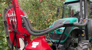 Для кращого забарвлення червоних яблук листя дерев здувають дефоліатором Рис.1