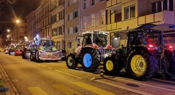 Швейцарські фермери провели благодійну акцію на різдвяних тракторах Рис.1