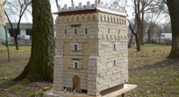 Майстер з Рівненщини виготовив вулик у вигляді вежі Луцького замку Рис.1
