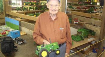 92-річний дідусь зі США робить з дерева реалістичні моделі сільськогосподарської техніки Рис.1