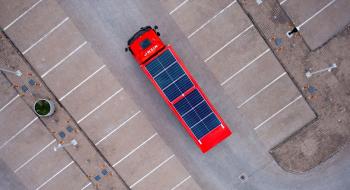 Компанія Niemi Services представила електровантажівку із сонячними батареями на даху Рис.1