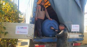 USAID доставляє на Херсонщину ємності для пального, аби відновити зв'язок Рис.1