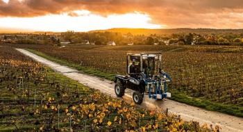 New Holland презентує футуристичний Straddle Tractor для виноградників Рис.1