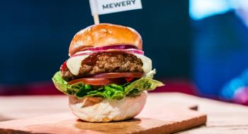 Mewery представляє перший у світі бургер з культивованої свинини з мікроводоростями Рис.1