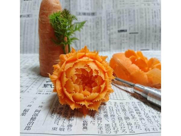 Японський шеф-кухар вручну вирізає хитромудрі візерунки з фруктів і овочів Рис.3