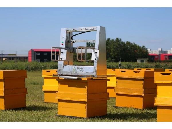 Робот-бджоляр навчився збирати стільники з вуликів Рис.3