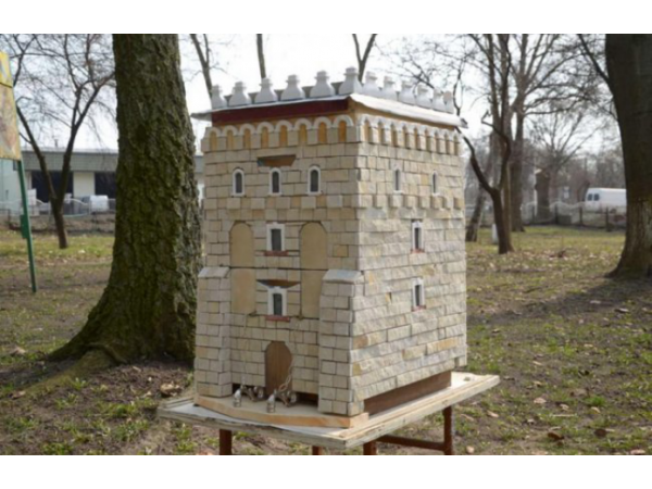 Майстер з Рівненщини виготовив вулик у вигляді вежі Луцького замку Рис.3