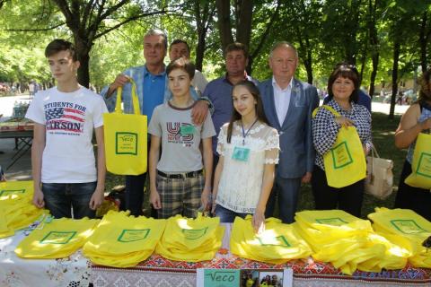 На Дніпропетровщині місцеве населення привчають до брендових екосумок Рис.1