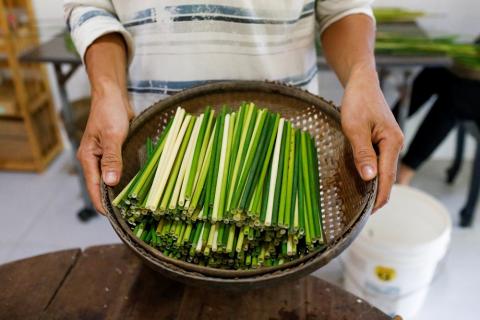 В'єтнамець виготовляє трав'яну альтернативу пластиковим трубочкам Рис.1