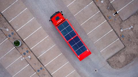 Компанія Niemi Services представила електровантажівку із сонячними батареями на даху Рис.1