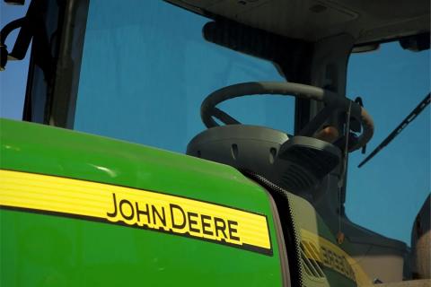 John Deere інвестує в Hello Tractor Рис.1