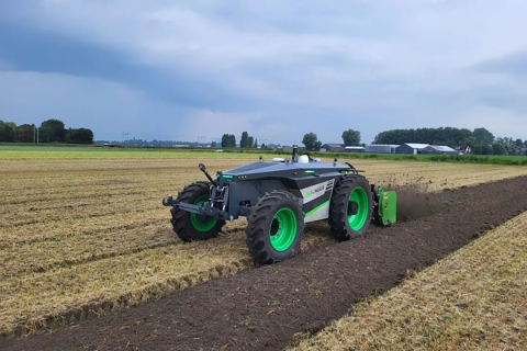 Робот-трактор AgBot показує трюки на цибулинному полі Рис.1