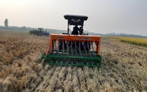 В Індії розробили розумну сівалку: сіє пшеницю відразу у стерню Рис.1