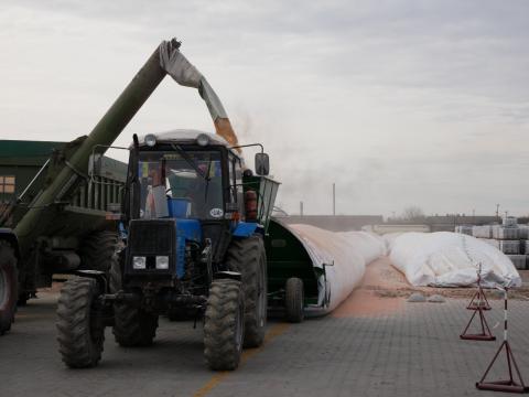 Українські агровиробники продовжують отримувати рукави для тимчасового зберігання зерна Рис.1