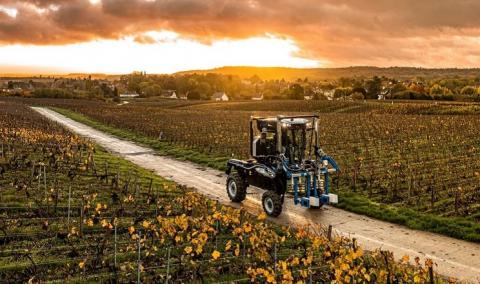 New Holland презентує футуристичний Straddle Tractor для виноградників Рис.1
