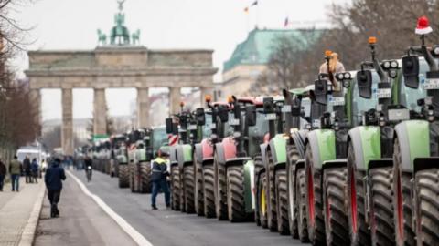 У Берліні проходить демонстрація фермерів проти підвищення цін на пальне Рис.1