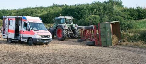 В Німеччині в кукурудзяному лабіринті перекинувся трактор з 27-ма туристами Рис.1